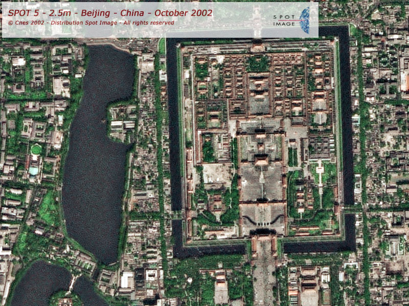 A SPOT5 HRG 2,5 m felbontásű űrfelvétel Peking a Tiltott város részéről (©copyright CNES 2002)