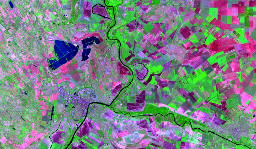 TM 743 (RGB) sávkombináció (A Tisza és a Maros torkolata Szegednél, jobb alsó sarokban Makó a Maros mentén látható, 1986.08.22)